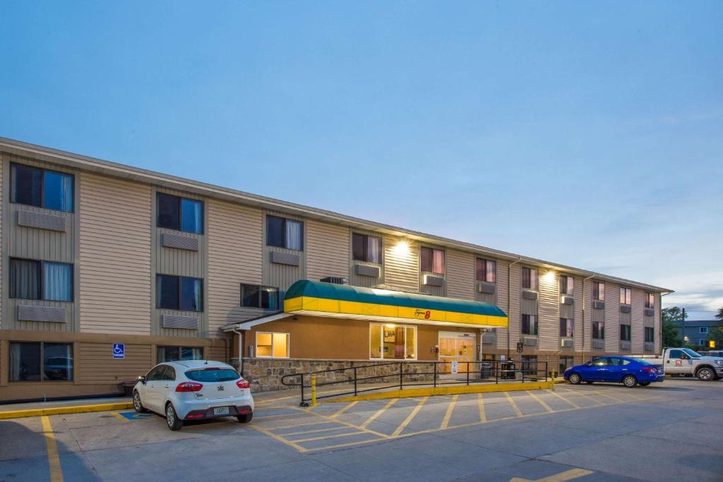 Super 8 by Wyndham Iowa City/Coralville Main image 1